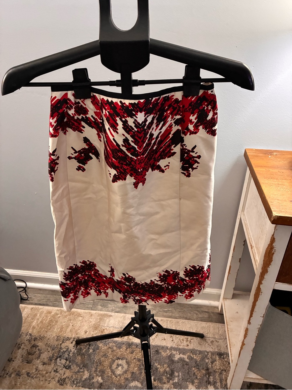 White and Red Floral-Print Silk Pencil Skirt